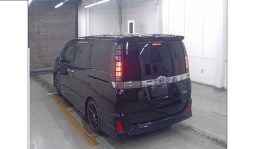 
										Toyota Voxy 2017 full									